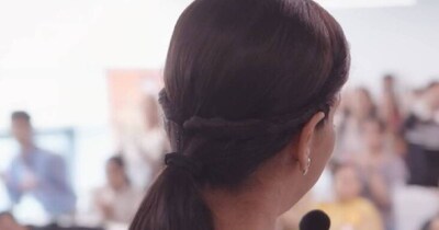 नई दिल्ली. टीवी की दुनिया का वो बड़ा नाम, जिसने अपने करियर में आदर्श बहू के रोल से बड़ी पहचान बनाई. आज वो एक्ट्रेस 53 की उम्र में भी कुंवारी है. ये एक्ट्रेस आमिर खान संग भी ब्लॉकबस्टर दे चुकी हैं. एक्ट्रेस को पहचान एकता कपूर के टीवी शो से मिली थी. उन्होंने अपने हर अवतार से फैंस का दिल जीता. 