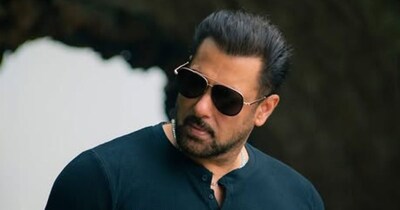 नई दिल्ली: सलमान खान 60 साल के हो गए हैं, लेकिन उनका स्वैग किसी नौजवान जैसा है. सुपरस्टार के लिए उम्र सिर्फ एक नंबर है, जिसकी गवाही उनकी ताजा तस्वीरें देती हैं. सलमान खान की तस्वीरें वाकई दिल जीत लेने वाली हैं. (फोटो साभार: Instagram@beingsalmankhan)