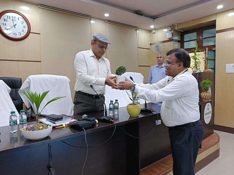 IAS Santosh Kumar Mall , ias Santosh Mall 25th Anniversary News , cm Nitish Kumar news , Bihar ias officers news, who is ias officer santosh kumar mal , bihar Bureaucracy News , bihar cadre ias santosh mall wife name , ias Santosh Mall Profile , Santosh Mall Shadi ki varshganth , आईएएस संतोष कुमार मल्ल , आईएएस संतोष मल्ल शादी की वर्षगांठ न्यूज, सीएम नीतीश कुमार , चीफ सेक्रेटरी प्रत्यय अमृत , डिप्टी सीएम स्रमाट चौधरी