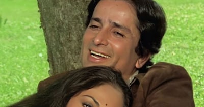Silsila's 'Sar Se Sarke': An Evergreen Romantic Anthem of Love and Mischief