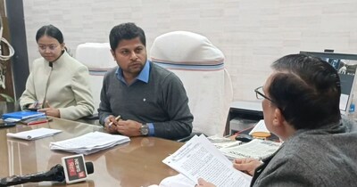 कागजों में महिला को जिंदा किया गया.