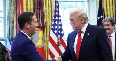 सर्गियो गोर, डोनाल्ड ट्रंप के साथ. (Credit- Reuters)