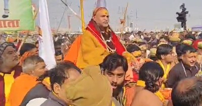 शंकराचार्य अविमुक्तेश्वरानंद सरस्वती ने रथ से ही संगम तट तक जाने पर अड़े हुए हैं.