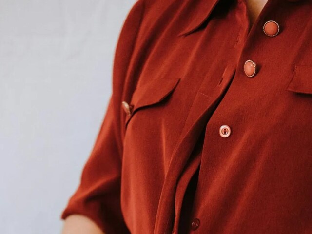 महिलाओं की शर्ट पर बटन बाईं ओर ही क्यों लगाए जाते हैं? सच्चाई आपको हैरान कर देगी!