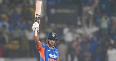 शिवम दुबे ने 15 गेंदों पर अर्धशतक पूरा कर मैच में रोमांच पैदा कर दिया. 