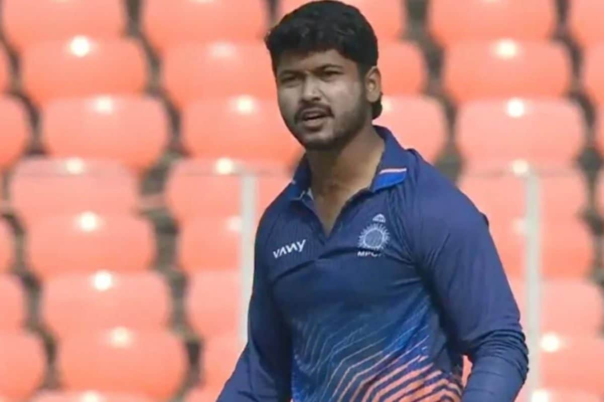 23 साल के शिवांग कुमार ने टीम इंडिया के बड़े बल्लेबाजों का निकाला जलूस विजय हजारे में मध्य प्रदेश की जीत का हीरो बना स्पिनर कप्तान भी चमका