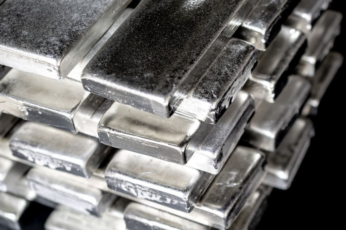 चीन में रेहड़ी लगाकर बेच रहे चांदी दुनिया को खोजे नहीं मिल रही समझें माजरा