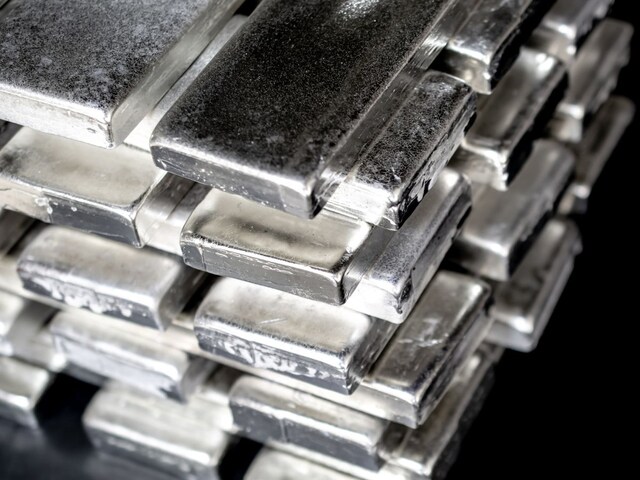 चीन में रेहड़ी लगाकर बेच रहे चांदी, दुनिया को खोजे नहीं मिल रही, समझें माजरा