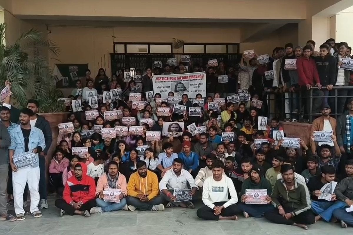 छात्रा की मौत से सीतामढ़ी में बवाल, इंजीनियरिंग स्टूडेंट का हल्ला बोल, भारी पुलिस बल तैनात