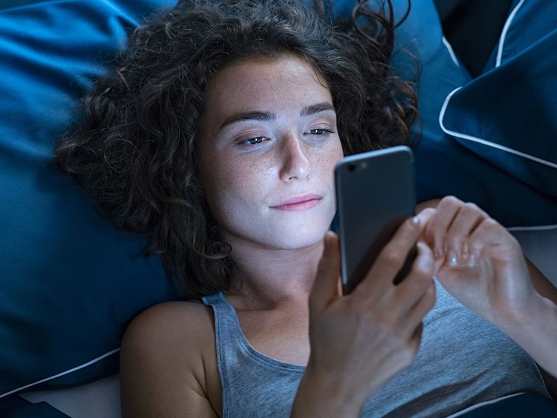 কখনও কখনও প্রক্সিমিটি সেন্সর নোংরা হয়ে যায় যখন ময়লা, স্ক্রিন প্রটেক্টর বা কেস দিয়ে ঢেকে যায়, যার ফলে স্ক্রিনটি অপ্রয়োজনীয়ভাবে চালু এবং বন্ধ হয়ে যায়। এমন পরিস্থিতিতে, এটি সেন্সরটি হালকাভাবে পরিষ্কার করতে বা কেসটি সরিয়ে এটি পরীক্ষা করতে সহায়তা করে।