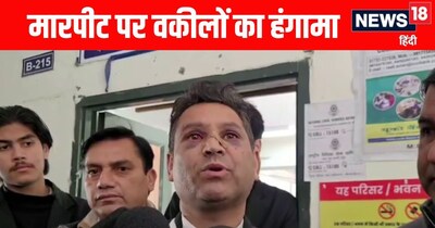 हिमाचल प्रदेश के सोलन में अधिवक्ताओं ने पुलिस के खिलाफ प्रदर्शन किया.