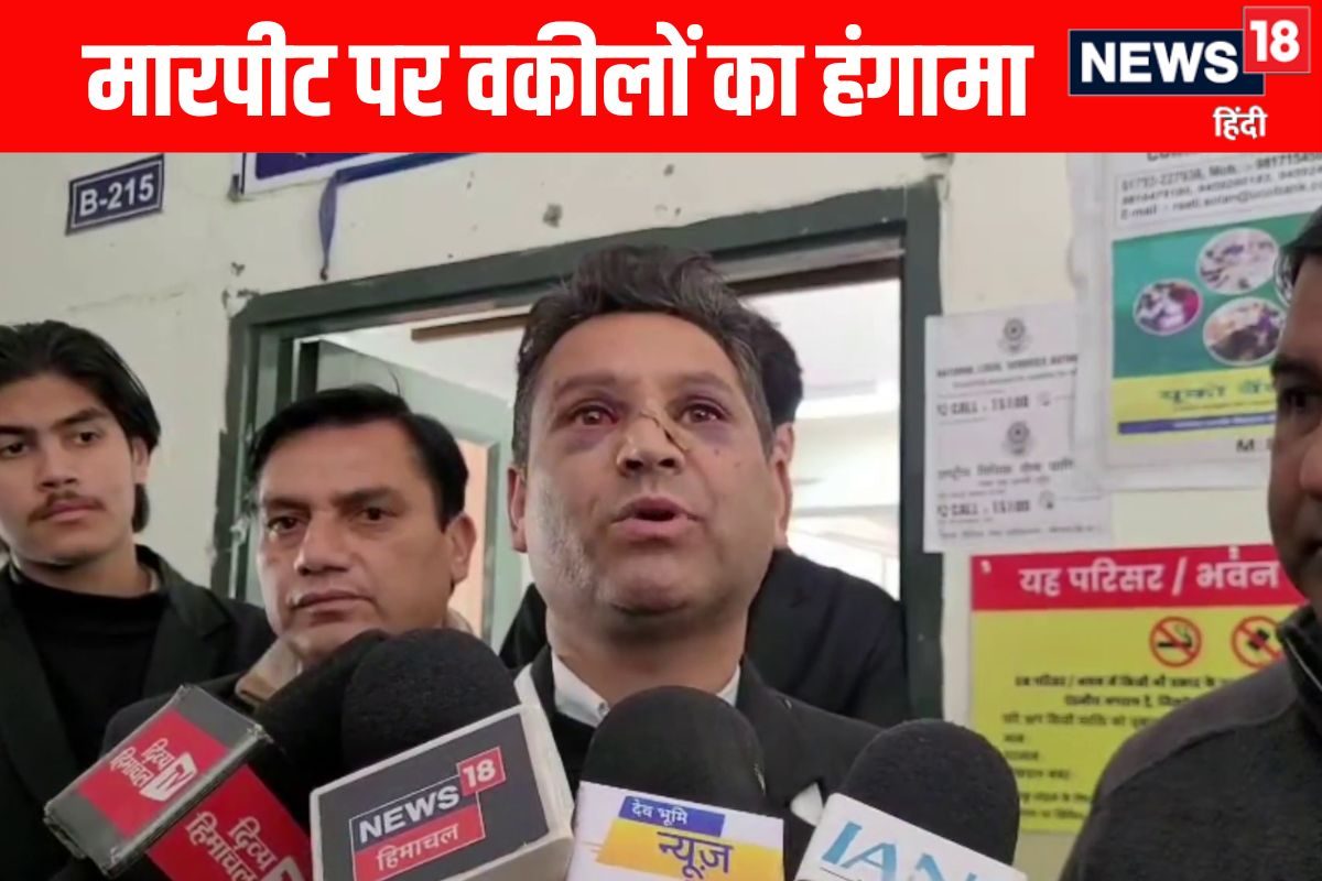 थाने से पुलिस के सामने खींचकर ले गए और फिर बेरहमी से पीटा केस दर्ज करने में भी की आनकानी वकीलों ने किया प्रोटेस्ट