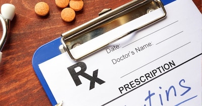 स्टैटिन लेने से डायबिटीज का रिस्क बढ़ता है, लेकिन यह हार्ट डिजीज से बचाव करती है.