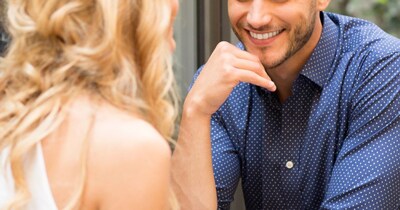 पहली डेट में लड़के ने दिया खास गिफ्ट. (प्रतीकात्मक फोटो: Canva)