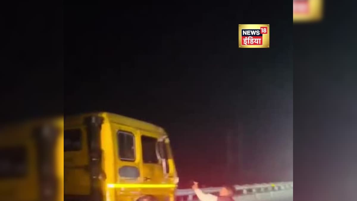 Viral Video: एक रील के चक्कर में ये कर रहा है ऐसा... स्टंट का ये पागलपन देखकर आप भी रह जाएंगे हैरान