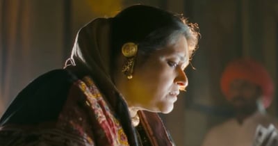 नई दिल्ली. एक्टिंग की दुनिया की जानी मानी एक्ट्रेस सुप्रिया पाठक ने अपने लंबे करियर में हर तरह के रोल निभाए हैं. खासतौर पर स्टार प्लस के सुपरहिट सीरियल 'खिचड़ी' में हंसा पारेख का किरदार तो उन्होंने अमर कर दिया. वह इस रोल से इतनी इतनी पॉपुलर हुई कि बतौर कॉमिक एक्ट्रेस लोग उन्हें जानने लगे थे. लेकिन सुप्रिया पाठक ने अपने करियर में कुछ सीरियस तो कुछ रोमांटिक रोल भी निभाए हैं.