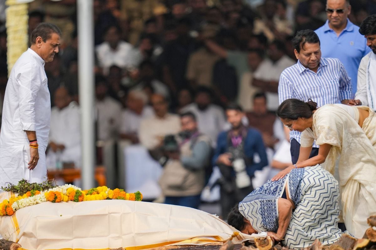 बहन हो तो ऐसी, अजित दादा के जाने का पिया आंसुओं का घूंट, भाभी का नहीं छोड़ा हाथ, भतीजों को दी दिलासा