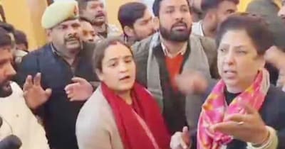 अपर्णा यादव के साथ आई भीड़ के खिलाफ तहरीर.