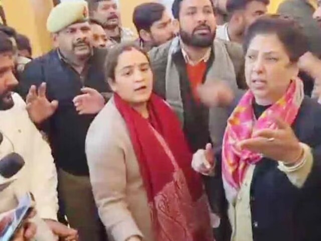 अपर्णा यादव के साथ आई भीड़ पर हुआ बवाल, KGMU ने दी तहरीर