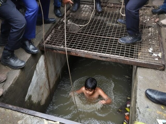 अब मेरठ में नोएडा जैसा कांड, नाले में गिरा बच्चा, 2 घंटे से चल रहा रेस्क्यू