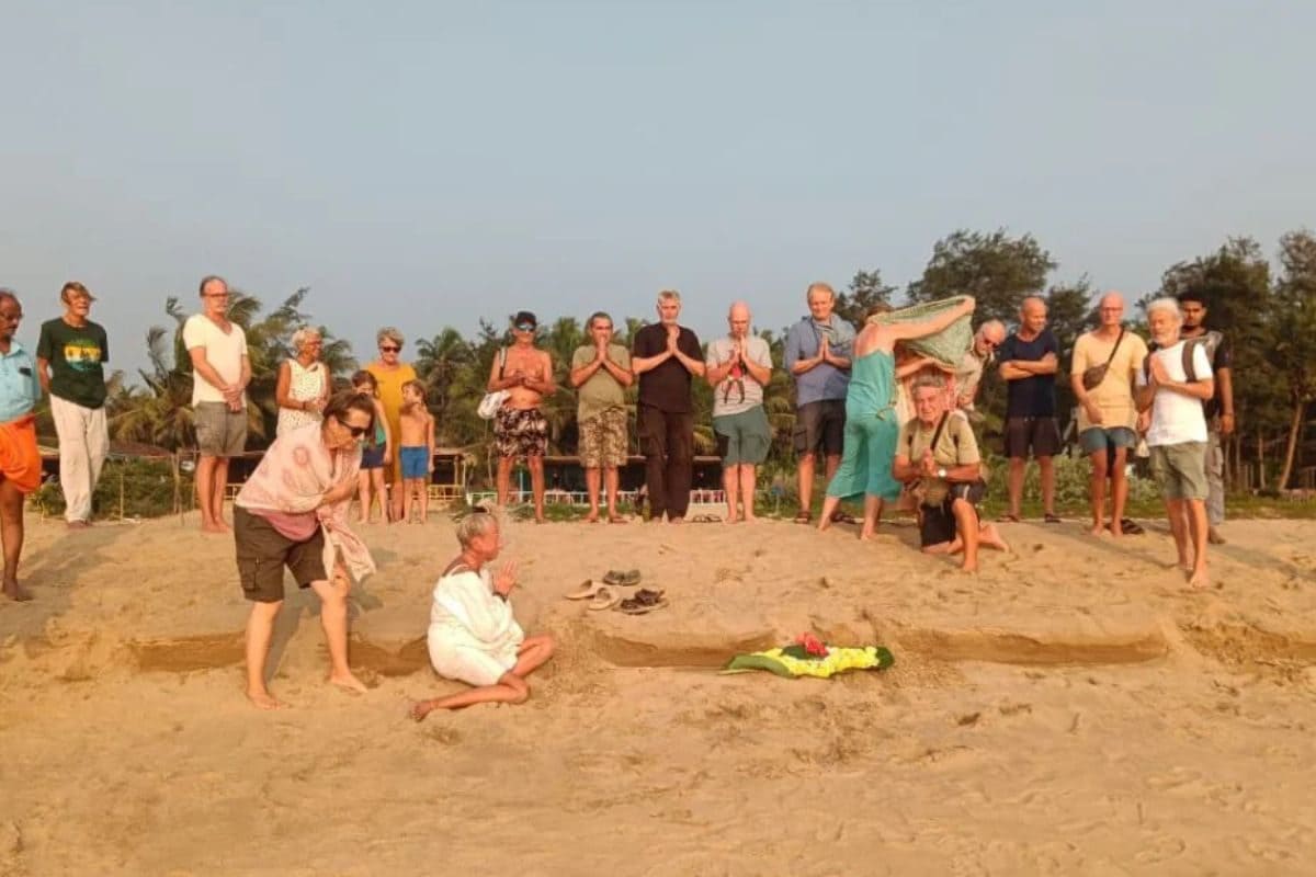 स्विस महिला का पिंडदान ईसाई फैमिली ने मोक्ष के लिए हिंदू धर्म का लिया सहारा इसे कहते हैं सनातन की शक्ति