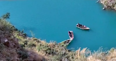 सुंदरनगर उपमंडल के तहत आने वाले सलापड़-ततापानी सड़क पर सोमवार सुबह एक कार अनियंत्रित होकर सतलुज नदी में जा गिरी.