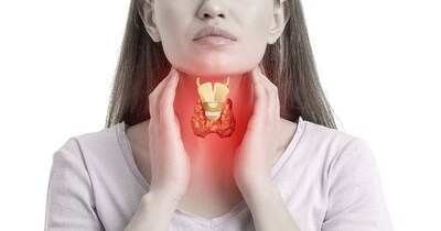 थायराइड की समस्या होने पर थकान, बाल झड़ने, मूड स्विंग जैसे लक्षण नजर आते हैं.