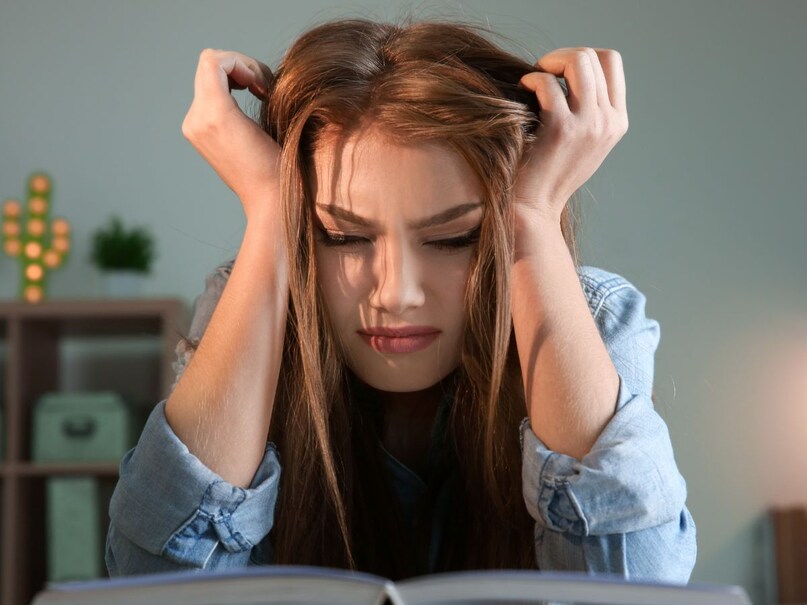 मन पर भी पड़ता है असर: इस दौरान मरीजों में देखा जाता है कि हार्मोन सिस्टम के गड़बड़ाने से शरीर में कॉर्टिसोल हार्मोन (जो कि एक स्ट्रेस हार्मोन होता है) अचानक बढ़ जाता है. जिसका नतीजा यह होता है कि मरीज के अंदर स्ट्रैस और डिप्रेशन जैसे लक्षण भी दिखाई देने लगते हैं. इसके अलावा पीरियड्स ही नहीं बल्कि यौन इच्छा आदि को लेकर भी गंभीर बदलाव होने लगते हैं. 