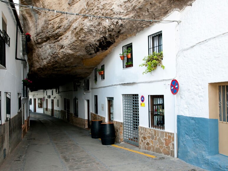 चट्टान के नीचे बना शहर