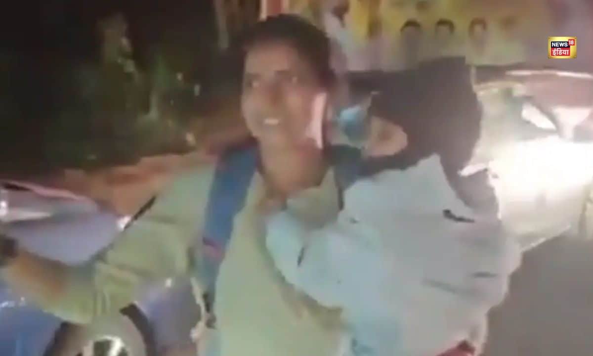एक हाथ में बच्चा दूसरे हाथ में जिम्मेदारी…महिला कांस्टेबल ने एंबुलेंस के लिए ऐसे बनाया रास्ता