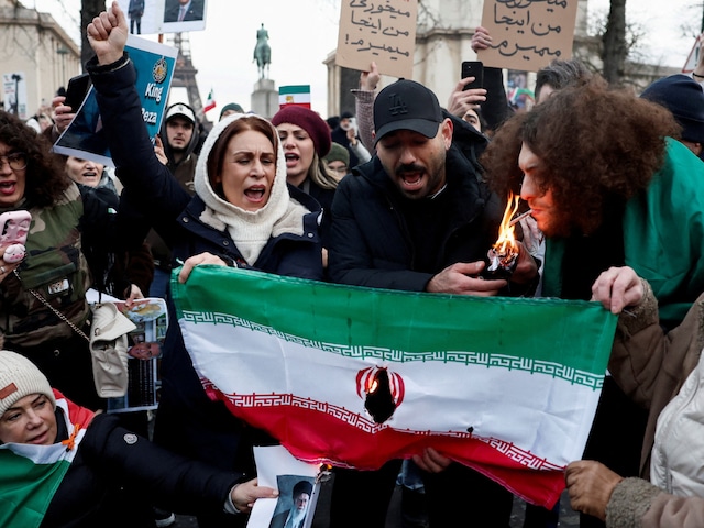 ईरान की आग में हाथ डालने को तैयार अमेरिका, धड़ाधड़ चल रही मीटिंग, इंदिरा की  तरह उलझे ट्रंप - News18 हिंदी