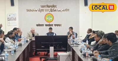 महाकाल महोत्सव को लेकर बैठक करते डीएम. 