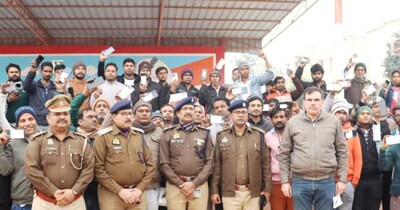 खोए हुए मोबाइल पाकर खुश हुए लोग. 