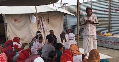 फटीचर बाबा के शिविर में पहुंकहे लोग.