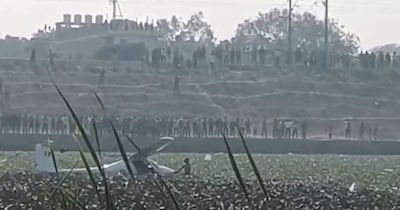 तालाब में गिरा विमान. 