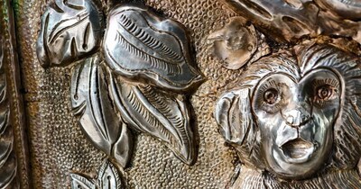 मंदिर में लगी चांदी.