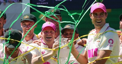 उस्मान ख्वाजा ने आखिरी टेस्ट में ट्रॉफी के साथ टीम साथियों संग जीत का जश्न मनाया. 