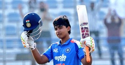 इंडिया अंडर 19 क्रिकेट टीम ने साउथ अफ्रीका के खिलाफ तीन मैचों की यूथ वनडे सीरीज 3-0 से जीत ली है. वैभव सूर्यवंशी की कप्तानी में भारतीय टीम ने मेजबानों का सीरीज में क्लीन स्वीप किया. वैभव ने इसके साथ ही वर्ल्ड रिकॉर्ड अपने नाम कर लिया है. उन्होंने 13 साल पुराने विश्व कीर्तिमान को तोड़ दिया है. बाएं हाथ के विस्फोटक ओपनर वैभव अंडर 19 क्रिकेट में बाइलेटरल सीरीज में क्लीन स्वीप करने वाले दुनिया के सबसे कम उम्र के कप्तान बन गए हैं. उन्होंने हमवतन उन्मुक्त चंद के रिकॉर्ड को तोड़ा जिन्होंने साल 2012 में विश्व कीर्तिमान को अपने नाम किया था.