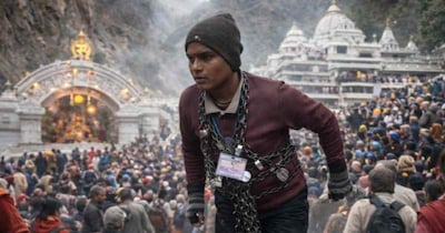 जंजीरों में वैष्णों देवी पहुंचा भक्त. (AI Image)