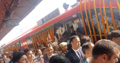 पहली ट्रेन की एक झलक पाने को लोग बेताब दिखे.