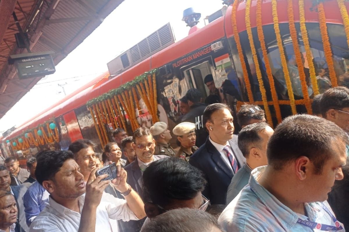 Ground Report: पहली वंदेभारत स्‍लीपर को देखने सुबह से कामाख्‍या स्‍टेशन में डट गए थे लोग प्‍लेटफार्म दो बना खास