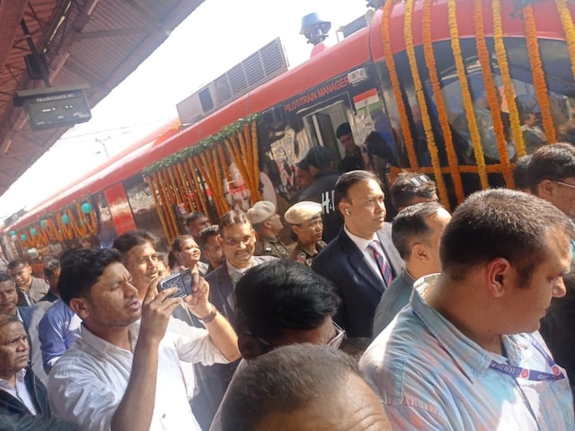 पहली वंदेभारत स्‍लीपर को देखने सुबह से कामाख्‍या स्‍टेशन में डट गए थे लोग