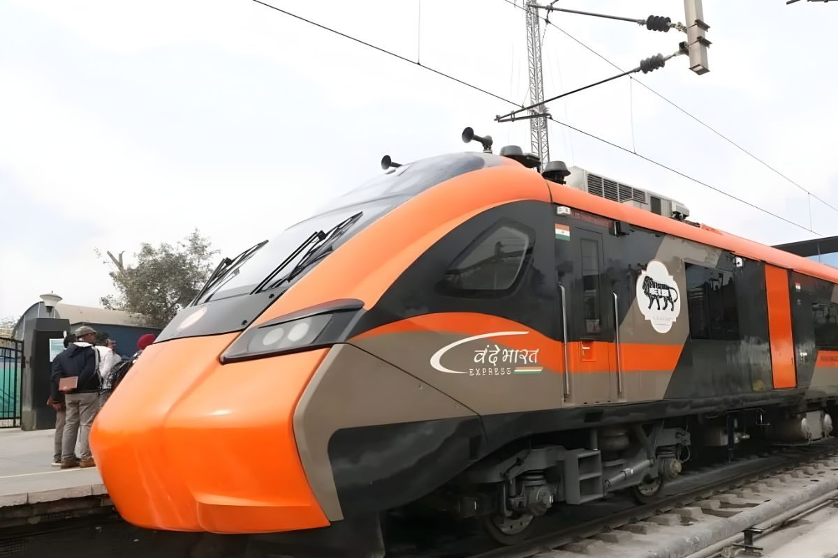 VandeBharat Sleeper: चेयरकार से कम किराया देकर भी आप कर सकते हैं देश की पहली शाही ट्रेन में सफर चौंके नहीं जानें तरीका