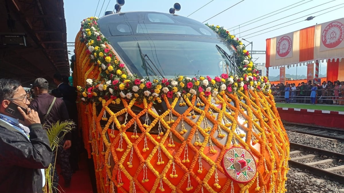 वंदे भारत स्लीपर तो गजब है: स्टाइलिश बाथरूम में नहाइए, कपड़े बदल ट्रेन से ही निकल जाइए ऑफिस