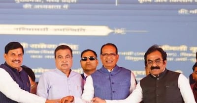 केंद्रीय मंत्री नितिन गडकरी और शिवराज सिंह चौहान के साथ मुख्यमंत्री डॉ. मोहन यादव ने विदिशा में विकास कार्यों का शिलान्यास और लोकार्पण किया. 