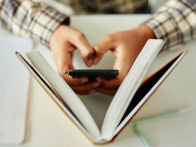 परीक्षा में फोन पर नकल कर रहा था लड़का, टीचर ने नहीं देखा ध्यान, फिर...