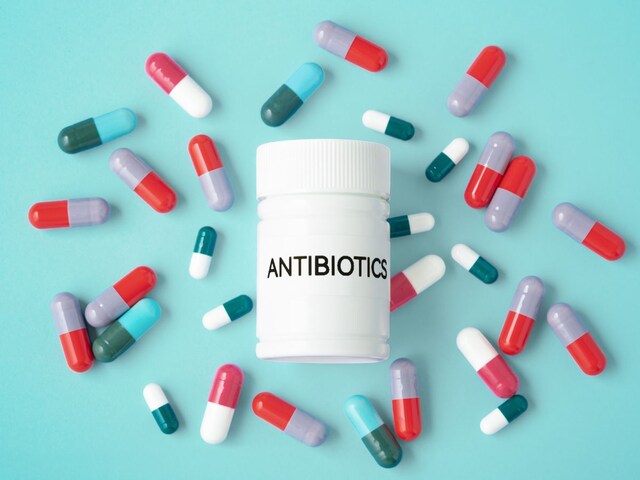 ভাইরাল জ্বরে অ্যান্টিবায়োটিক খাওয়া উচিত নাকি? ডাক্তারের মতামত জেনে নিন