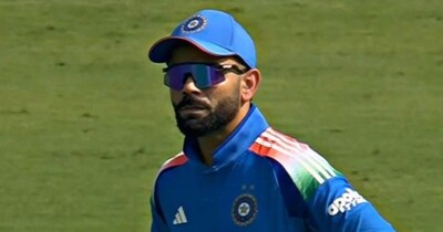 विराट कोहली लाइव मैच में बीन बजाने लगे. 