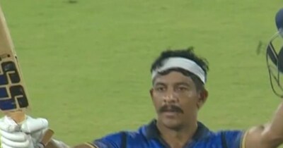 विश्वराज जडेजा ने 74 गेंदों पर अपना शतक पूरा किया. 