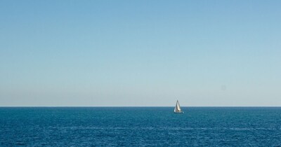 बंगाल की खाड़ी (Bay of Bengal) के गहरे अंधेरे सन्नाटे में, जहां इंसान का पहुंचना लगभग नामुमकिन है, वहां वैज्ञानिकों को कुछ ऐसा मिला है जिसने न सिर्फ बांग्लादेश सरकार को हाई अलर्ट पर ला दिया है, बल्कि पूरी दुनिया के लिए खतरे की घंटी बजा दी है. रिसर्च वेसल 'आरवी डॉ. फ्रिडजोफ नानसेन' की ओर से किए गए एक सर्वे में समुद्र की 2 किलोमीटर की गहराई में प्लास्टिक कचरा मिला है. वैज्ञानिकों ने इसे बेहद चिंताजनक बताया है. उनका कहना है कि अगर समुद्र के इतने गहरे और दुर्गम हिस्से में भी प्लास्टिक पहुंच चुका है, तो इसका मतलब है कि इंसान ने प्रदूषण से पृथ्वी के किसी भी कोने को अछूता नहीं छोड़ा है.